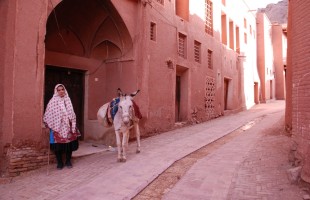 rood straatje in Abyaneh