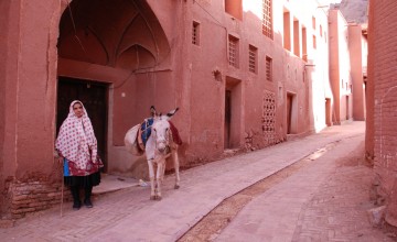 rood straatje in Abyaneh